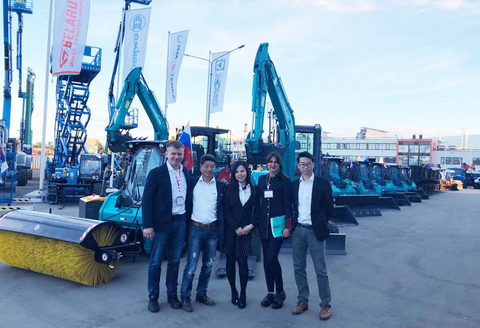 Представители Sunward Intelligent Equipment CO. с переводчиком и представителями ООО "МаксиСклад"