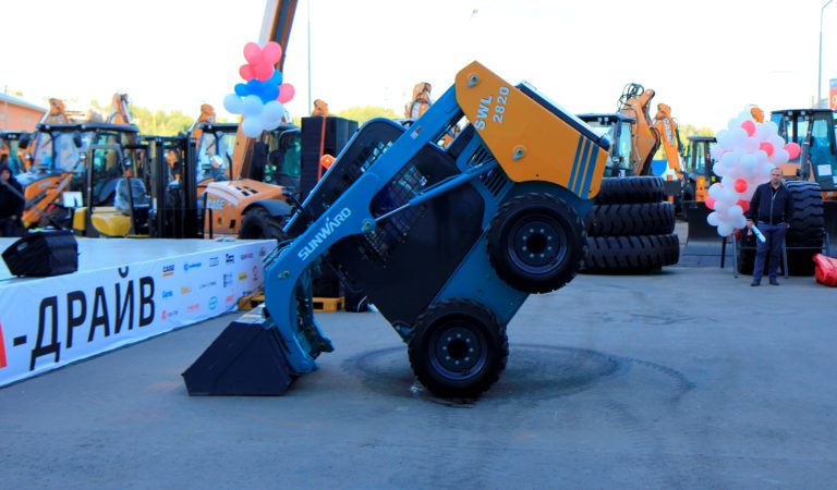 Демонстрация мини-погрузчика Sunward SWL2820 на фестивале спецтехники &laquo;Аврора Драйв&raquo; от МаксиСклад